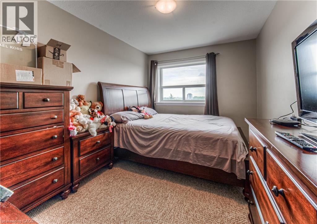 Bedroom featuring light carpet - 283 Fairway Road N Unit# 501, Kitchener, ON