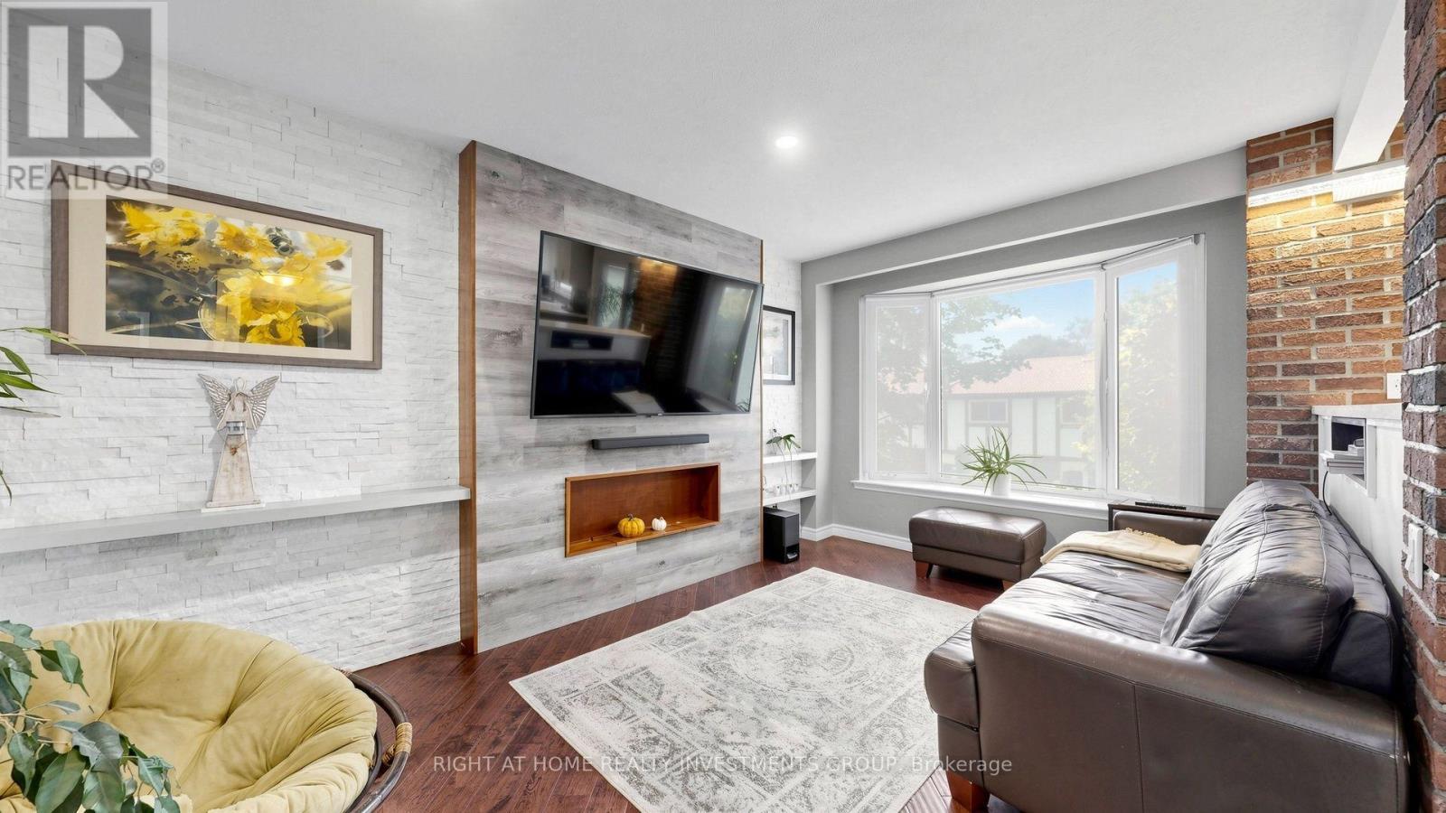 Cozy Living Room with Accent Wall - 86 Burling Place, Newmarket, ON