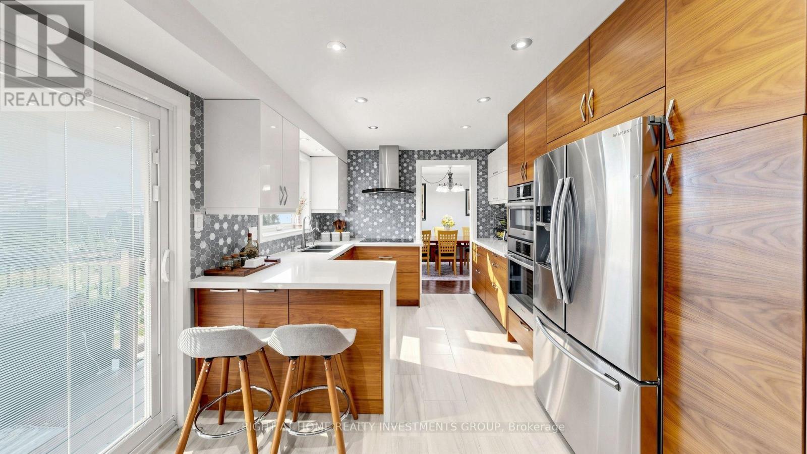 Stylish Custom Built Kitchen - 86 Burling Place, Newmarket, ON
