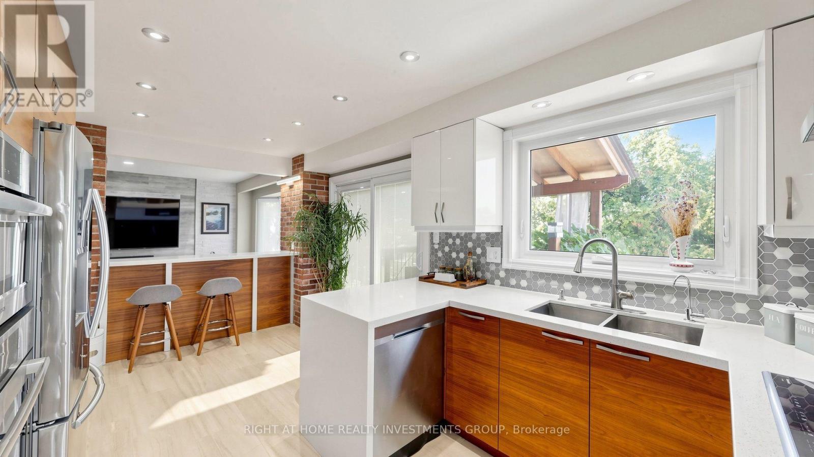 Elegant Tile Backsplash - 86 Burling Place, Newmarket, ON