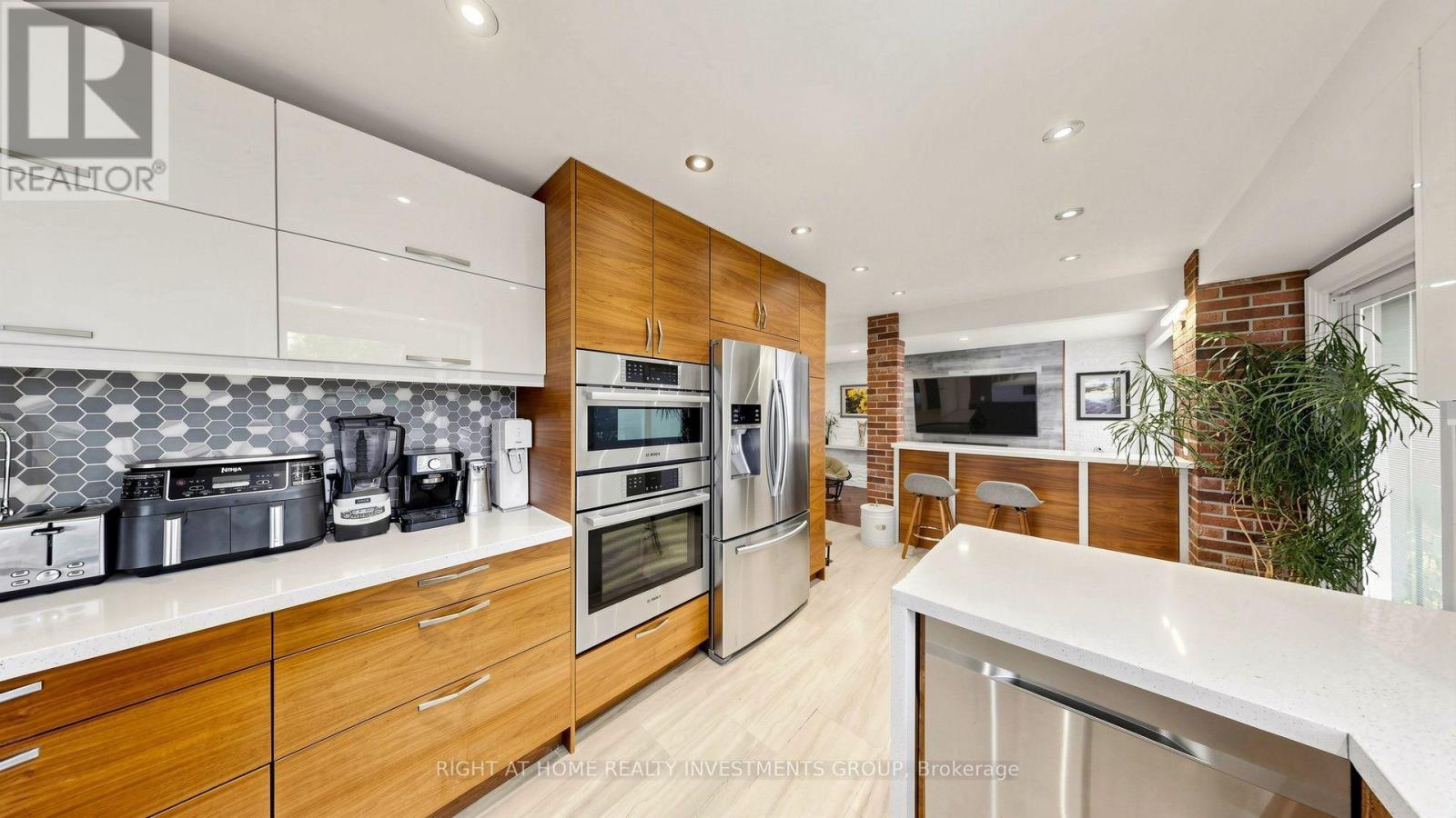 Open Concept Kitchen OverLooking the Living Rm - 86 Burling Place, Newmarket, ON
