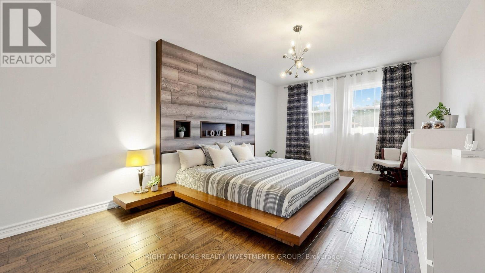 Large Primary Bedroom with Feature wall - 86 Burling Place, Newmarket, ON