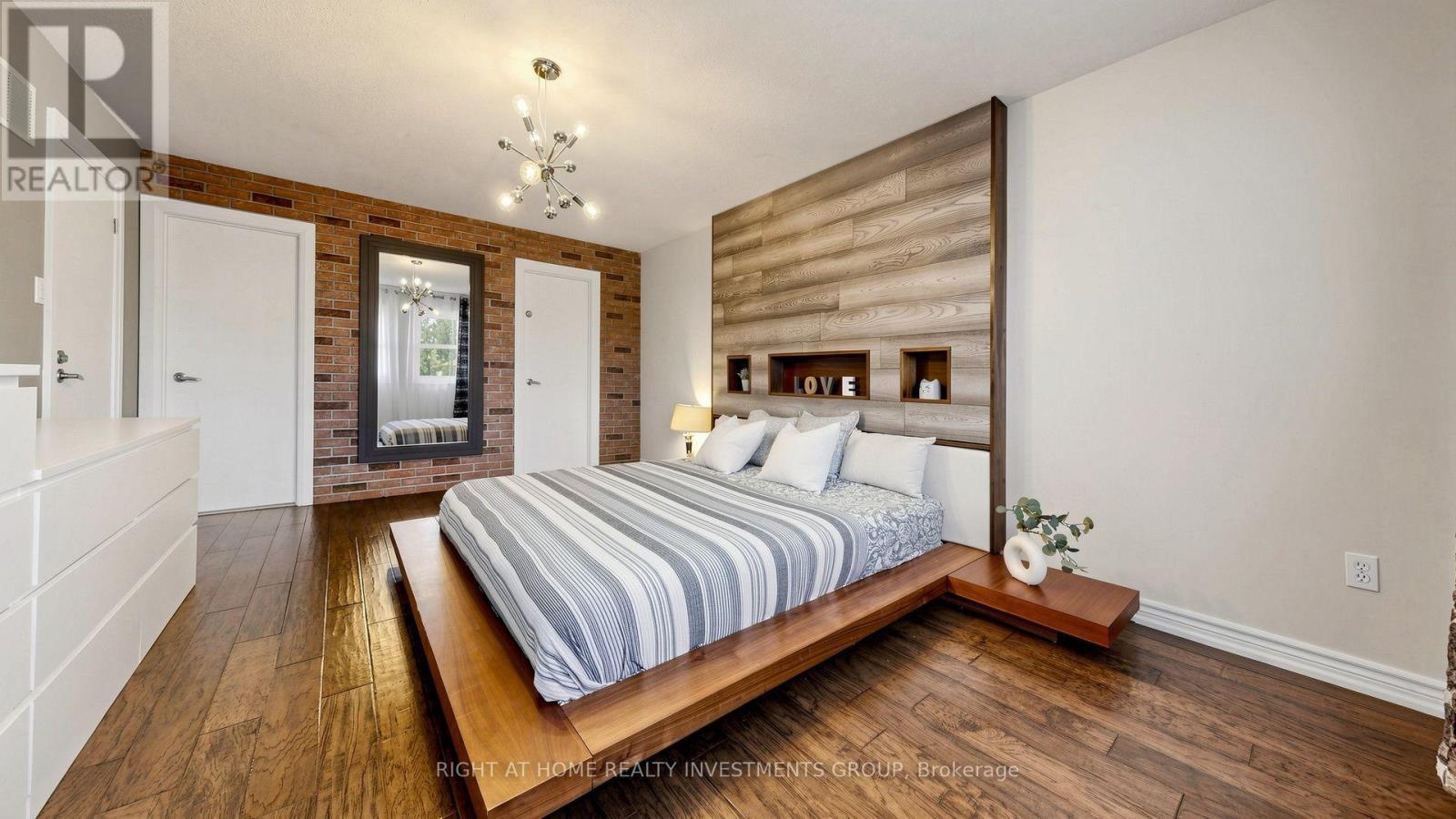Hardwod Floors and Walk-in Closet - 86 Burling Place, Newmarket, ON