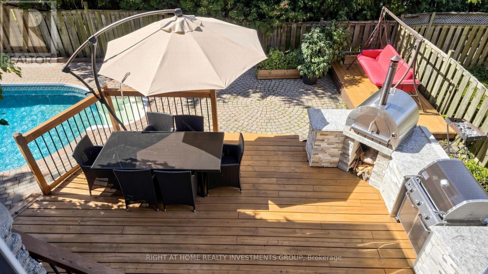 Entertainer Delight Deck - 86 Burling Place, Newmarket, ON
