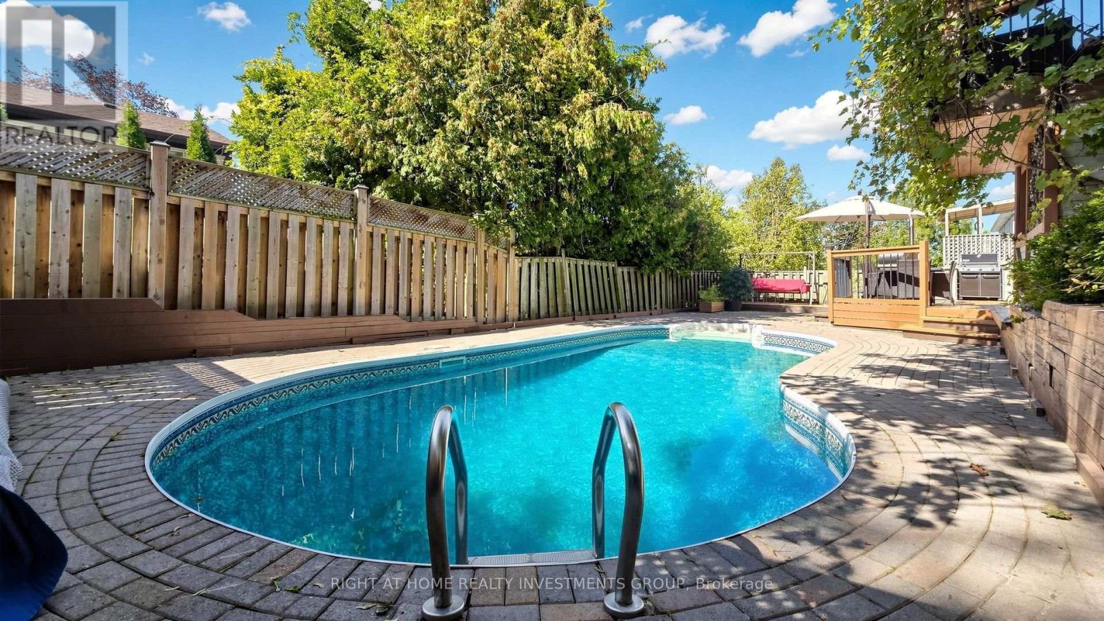 Fully fenced backyard - 86 Burling Place, Newmarket, ON