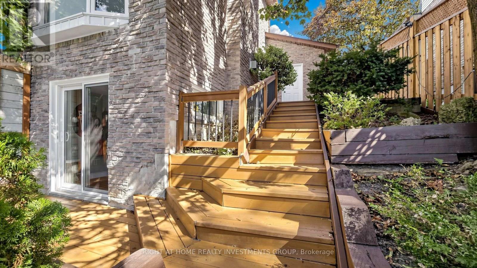 Side Wooden Stairs Leading to A Walk-Out and Pool - 86 Burling Place, Newmarket, ON