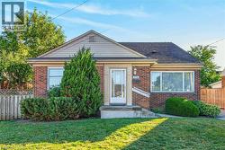 174 MONTROSE Avenue Hamilton, ON L8K 4Y9