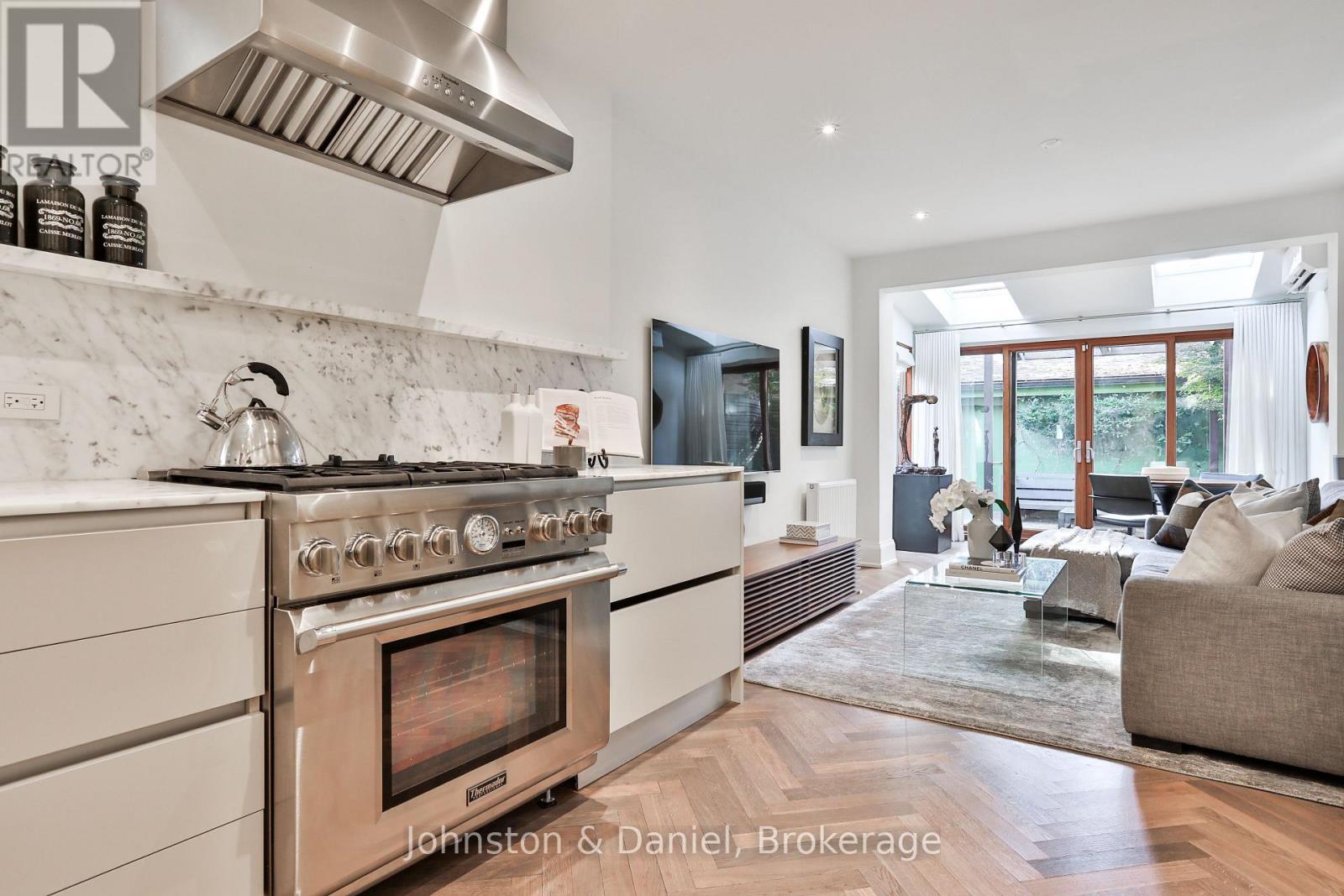 Professional gas range and integrated appliances - 69 Sullivan Street, Toronto, ON