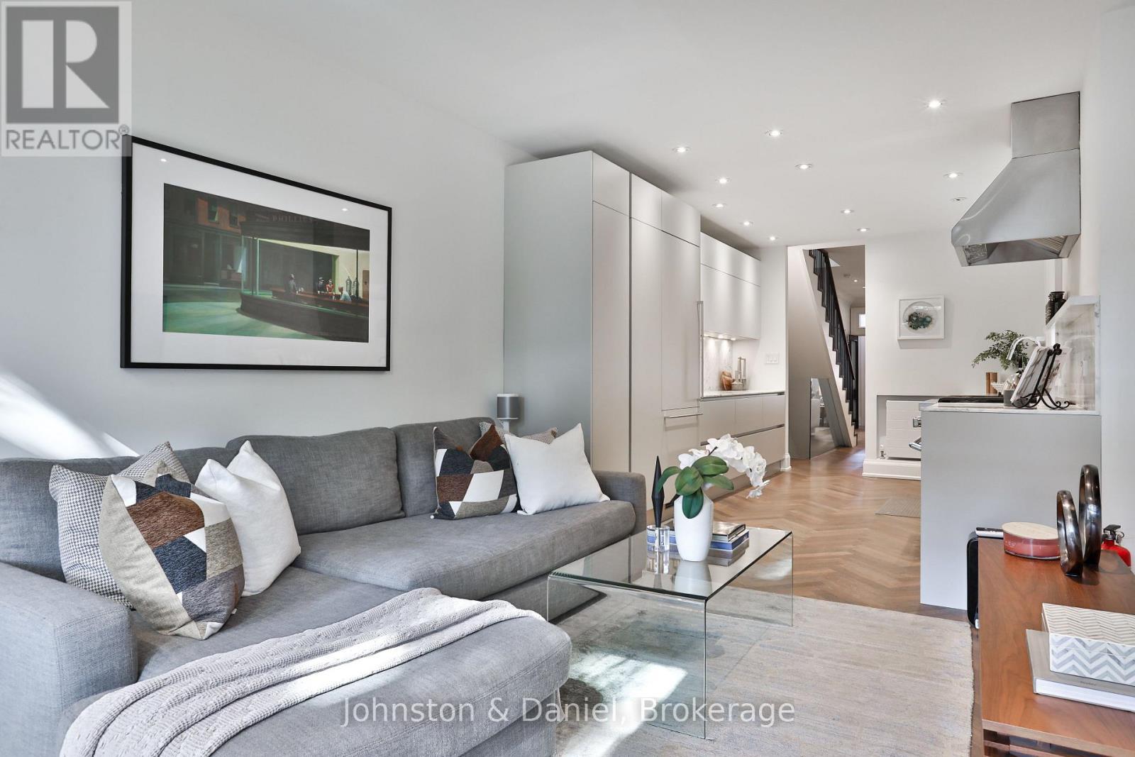 Inviting family room integrated with kitchen - 69 Sullivan Street, Toronto, ON