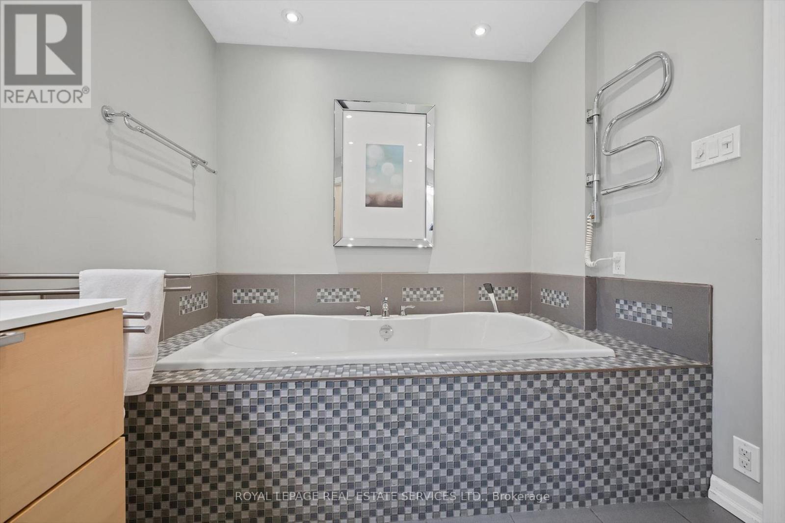Spa-Inspired Three-Piece Bathroom with Jacuzzi Tub - 46 Germorda Drive, Oakville, ON