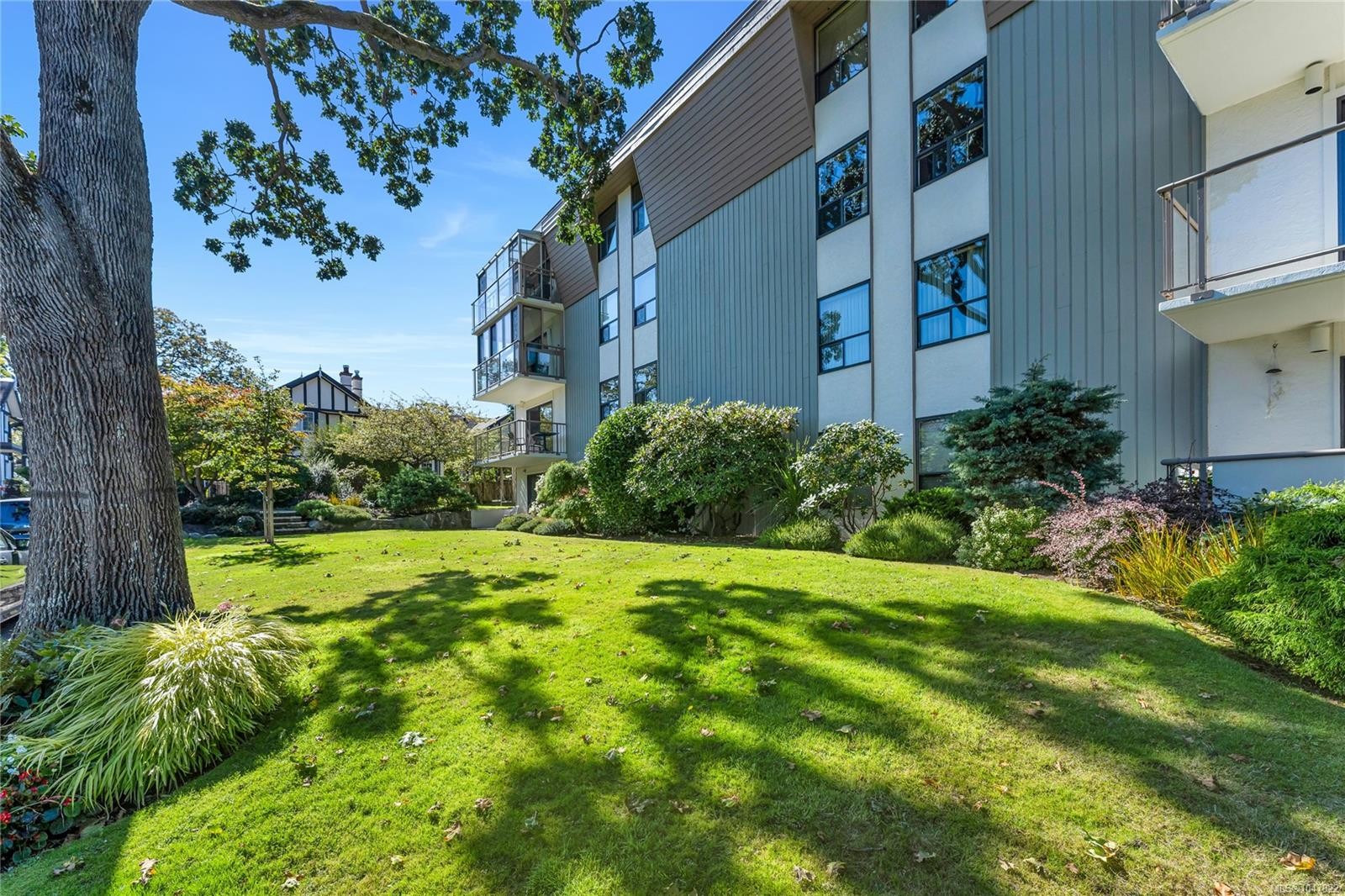 #407-2125 Oak Bay Ave, Oak Bay, BC