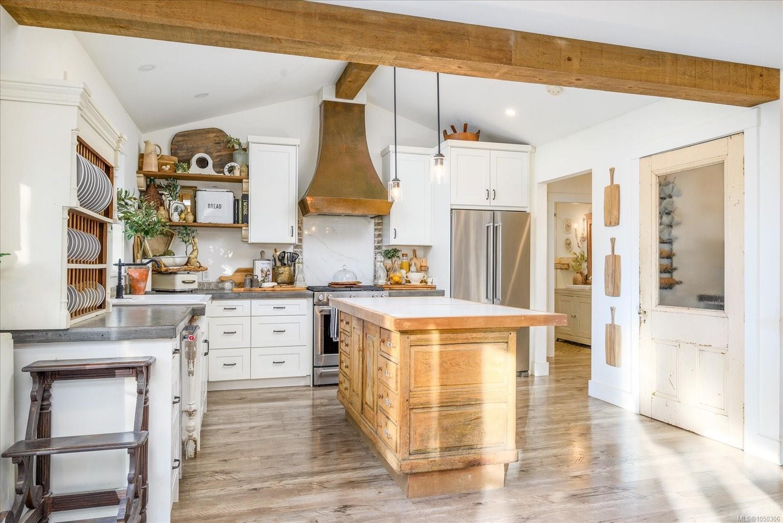 7128 Benwaldun Rd, Lantzville, BC