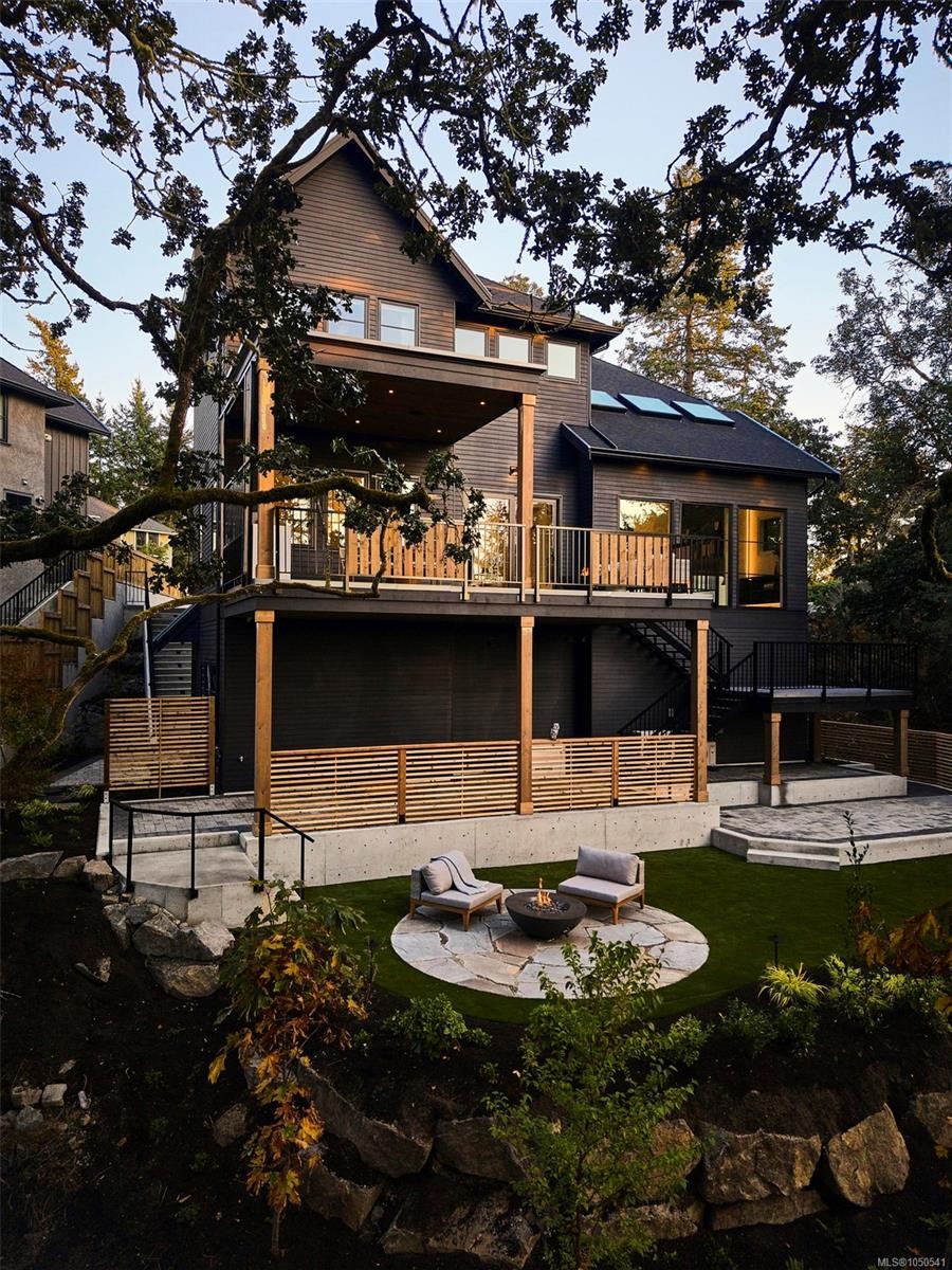 3912 Woodlands Pl, Saanich, BC