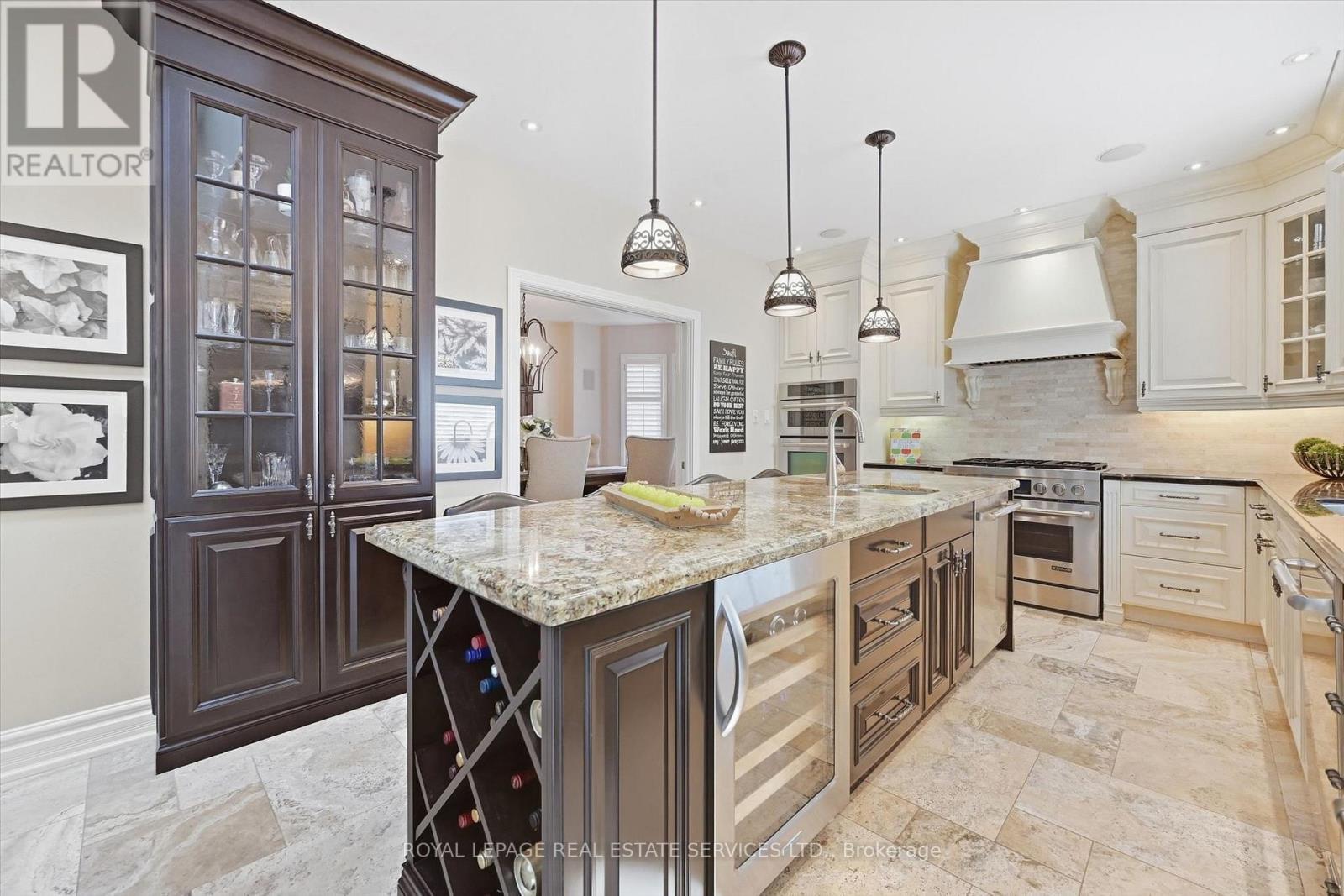 Stunning Chef-Inspired Kitchen w/Granite Counters - 340 Oakridge Court, Oakville, ON