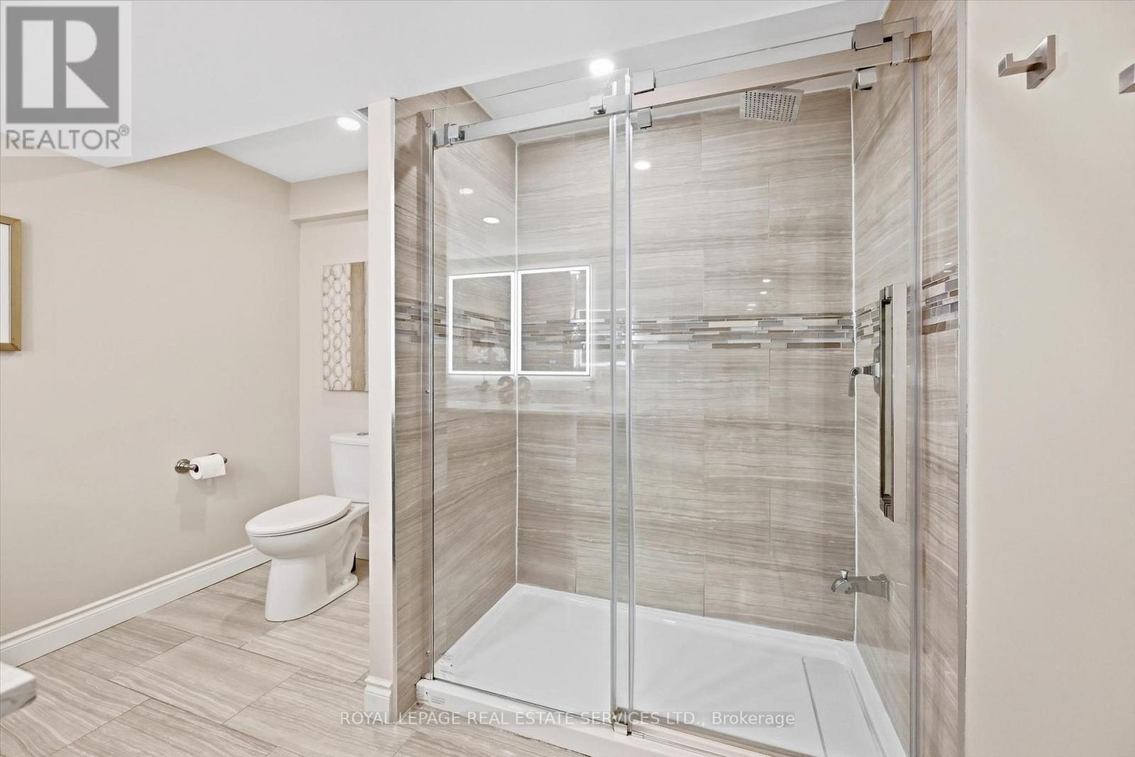 Spa-Inspired Four-Piece Bathroom with Double Sinks - 340 Oakridge Court, Oakville, ON