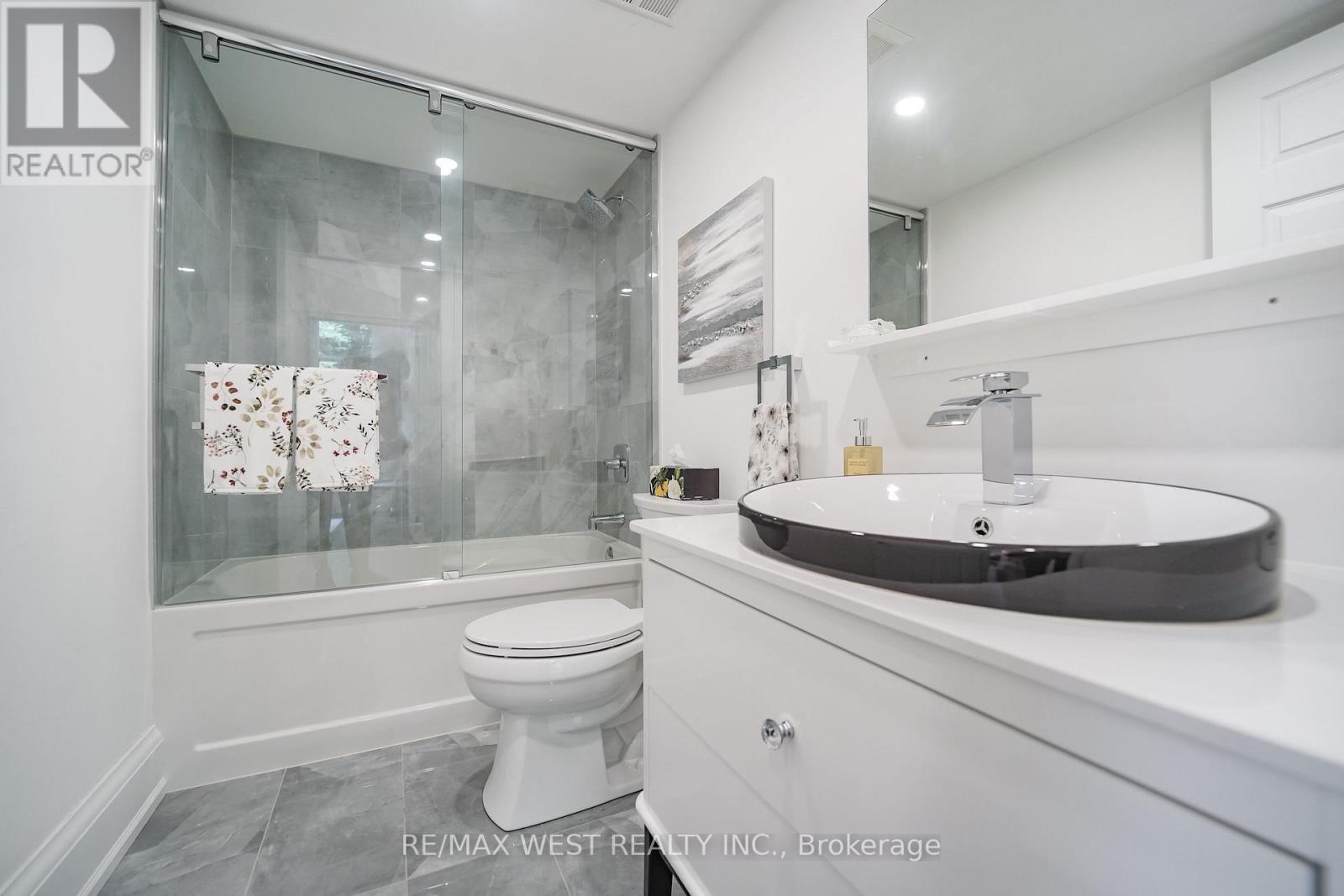 105 - 1 Emerald Lane, Vaughan, ON