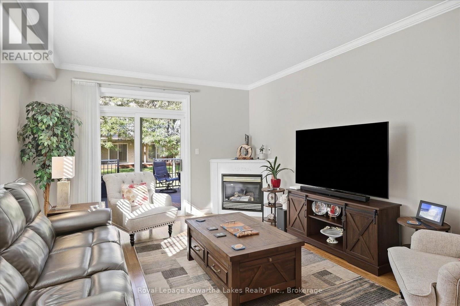 Gas fireplace. - 10G - 25 Rivermill Boulevard, Kawartha Lakes (Lindsay), ON