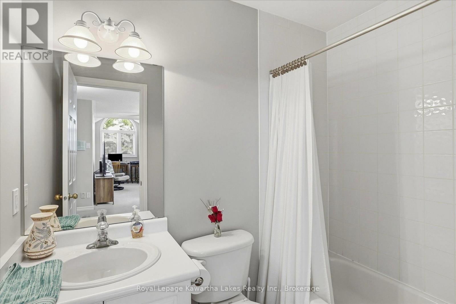 4pce bathroom. - 10G - 25 Rivermill Boulevard, Kawartha Lakes (Lindsay), ON
