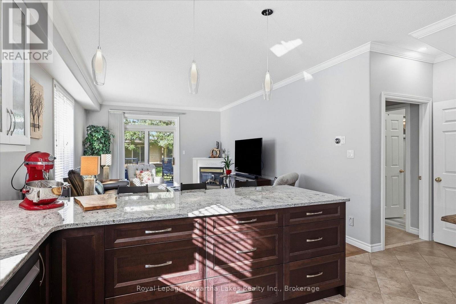 Open concept with breakfast bar. - 10G - 25 Rivermill Boulevard, Kawartha Lakes (Lindsay), ON