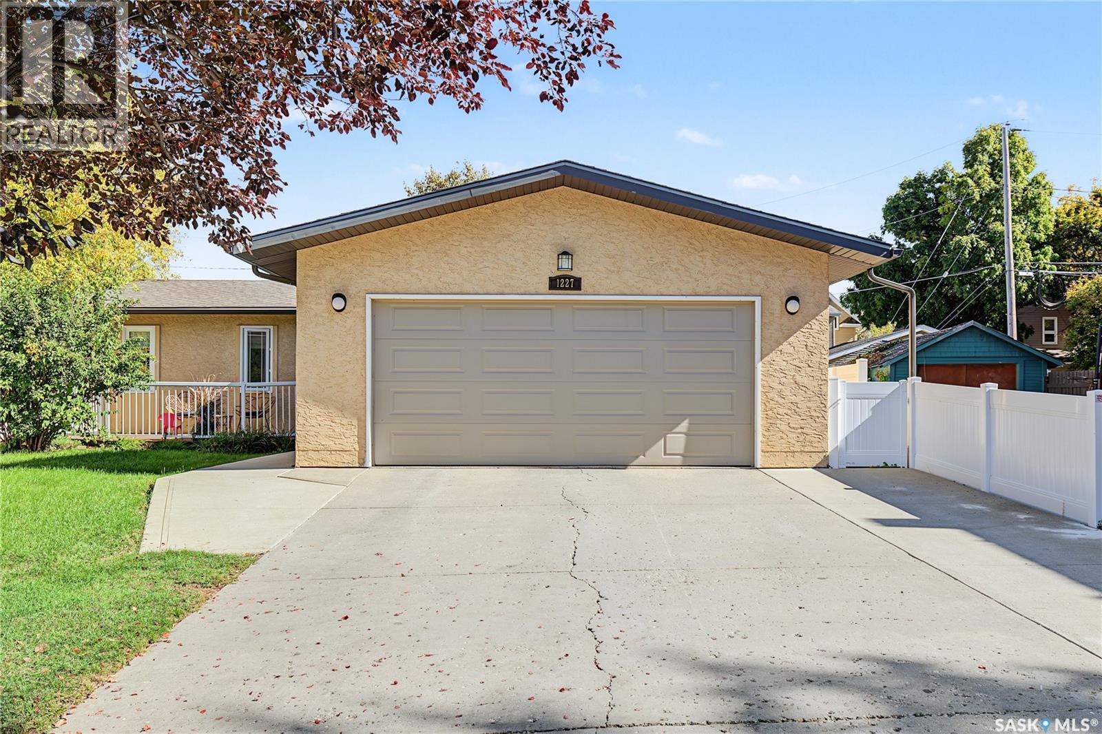 1227 2Nd Avenue Nw, Moose Jaw, SK