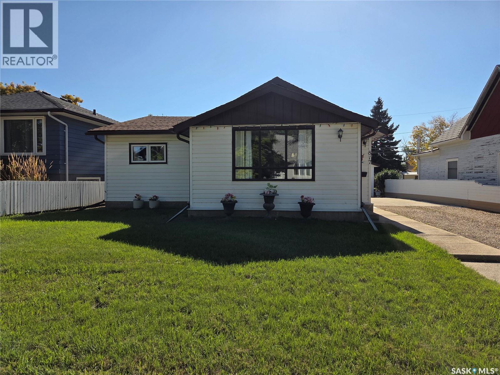 817 Stadacona Street E, Moose Jaw, SK