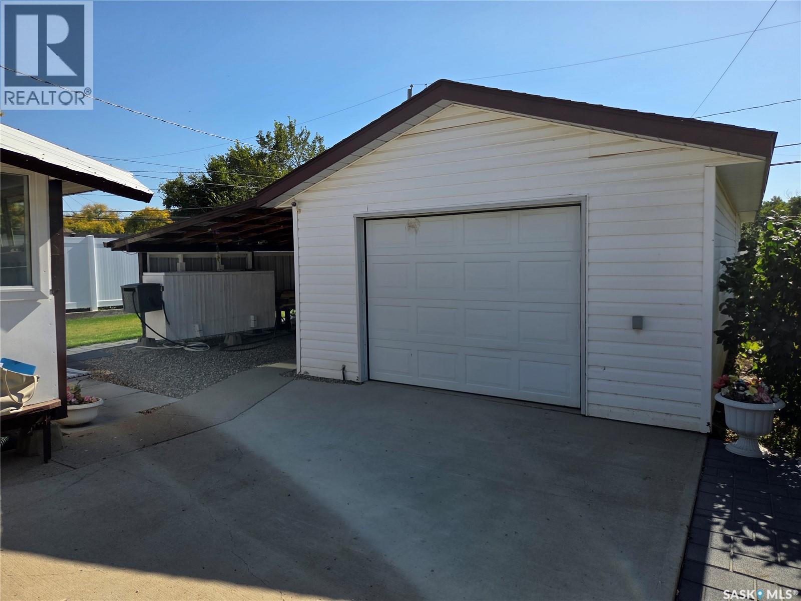 817 Stadacona Street E, Moose Jaw, SK