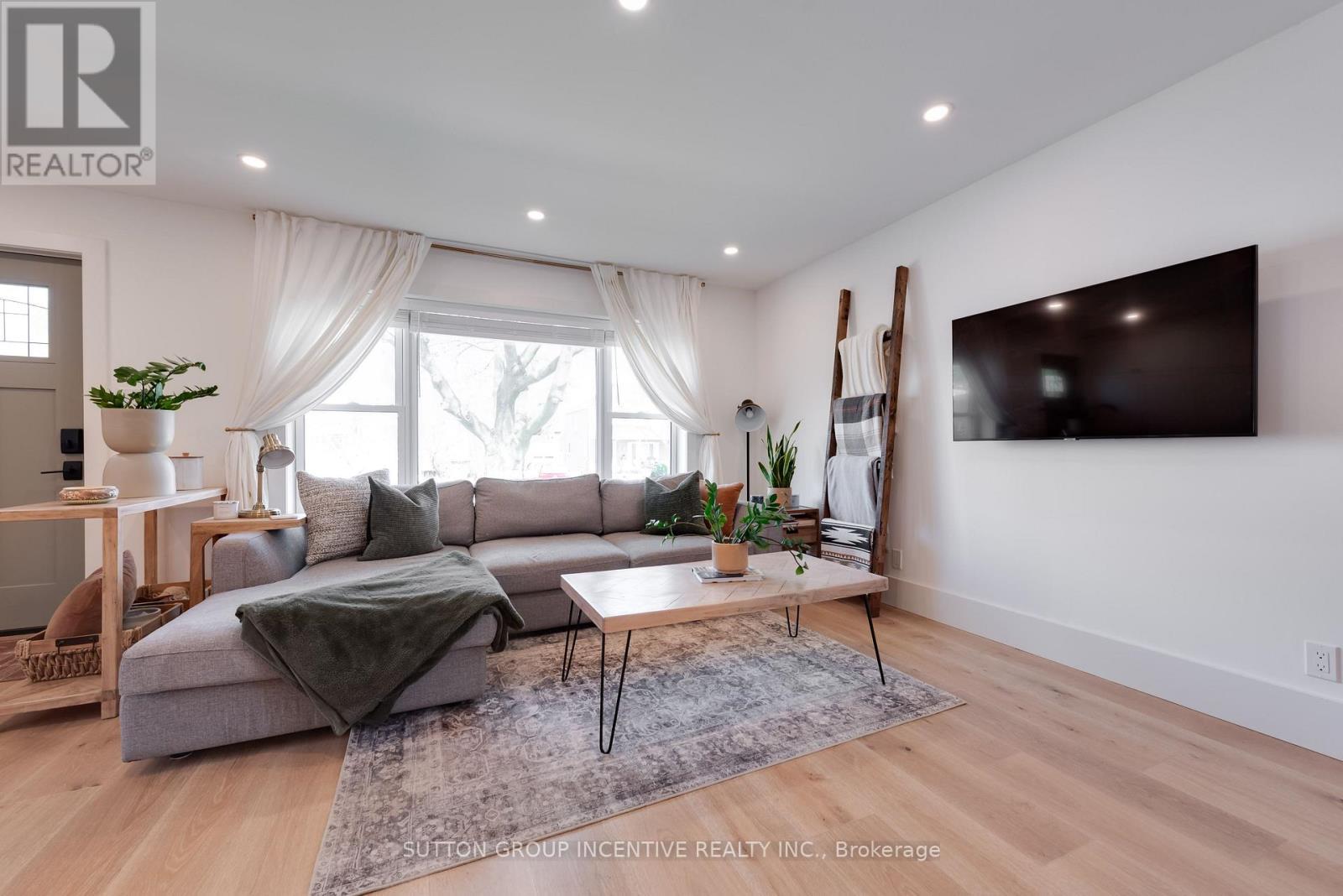 16 Robindale Avenue, Toronto, ON