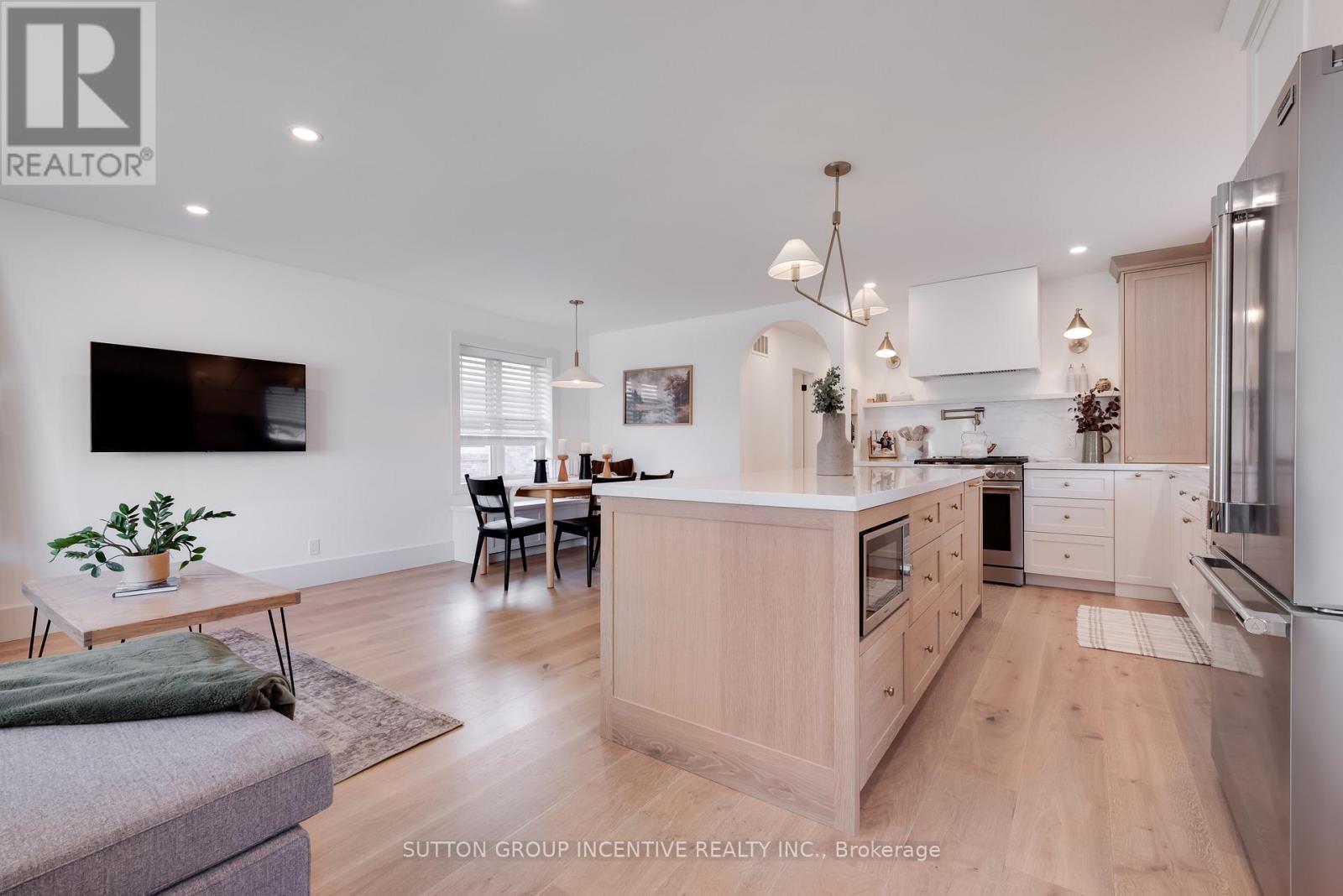 16 Robindale Avenue, Toronto, ON