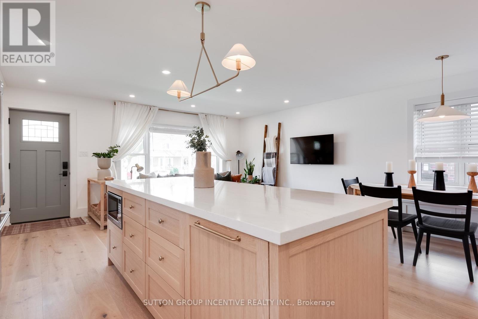 16 Robindale Avenue, Toronto, ON