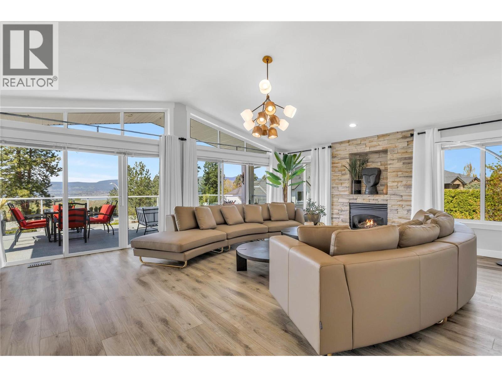 Party size, bright, high ceiling living room with 3 sliding doors to the huge deck - 4325 Takla Road, Kelowna, BC
