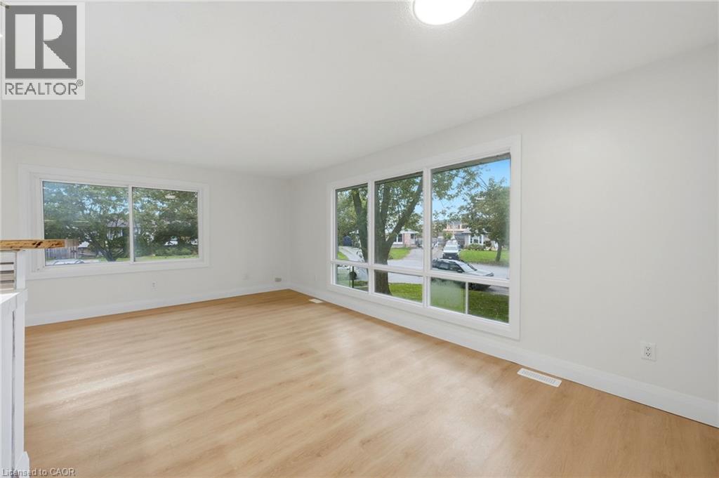 Bright open concept main floor living/dining - 3 Manley Crescent, Thorold, ON
