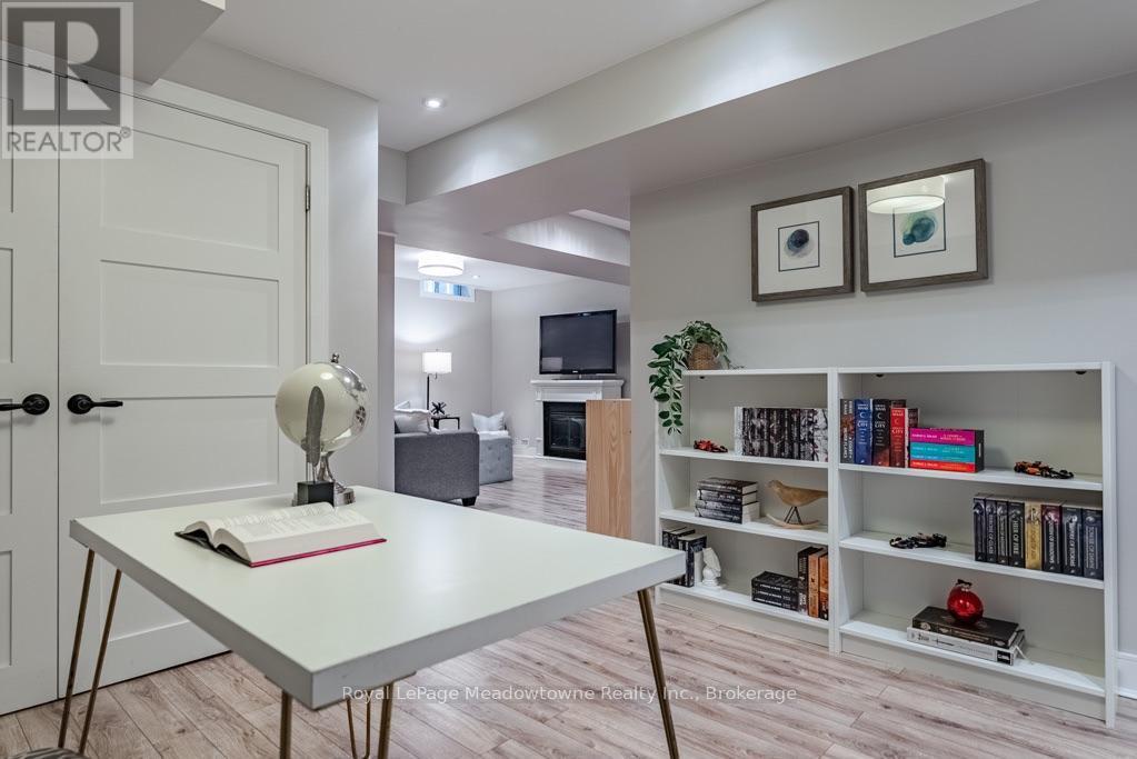 407 Baverstock Crescent, Milton (Cl Clarke), ON