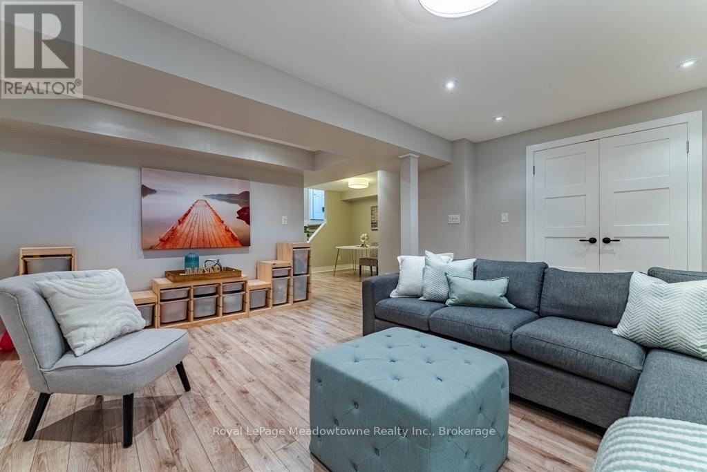 407 Baverstock Crescent, Milton (Cl Clarke), ON