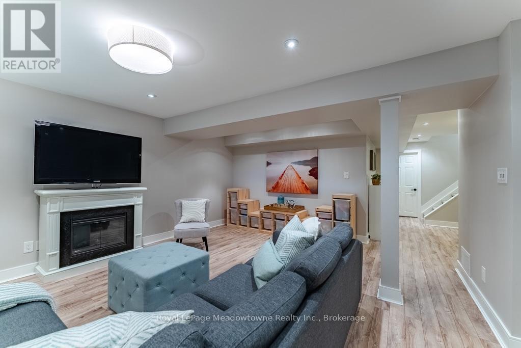 407 Baverstock Crescent, Milton (Cl Clarke), ON