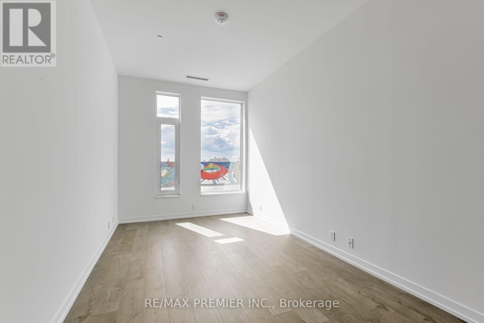 Th17 - 7 Buttermill Avenue, Vaughan, ON