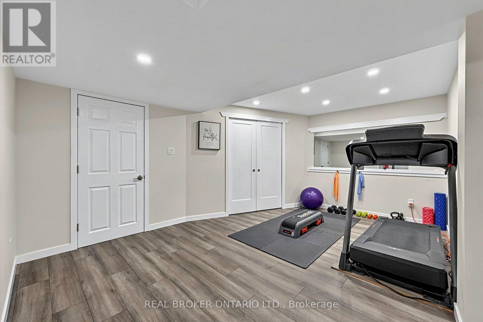 Tons of Room for Families! - 20 Birkdale Place, Newmarket, ON
