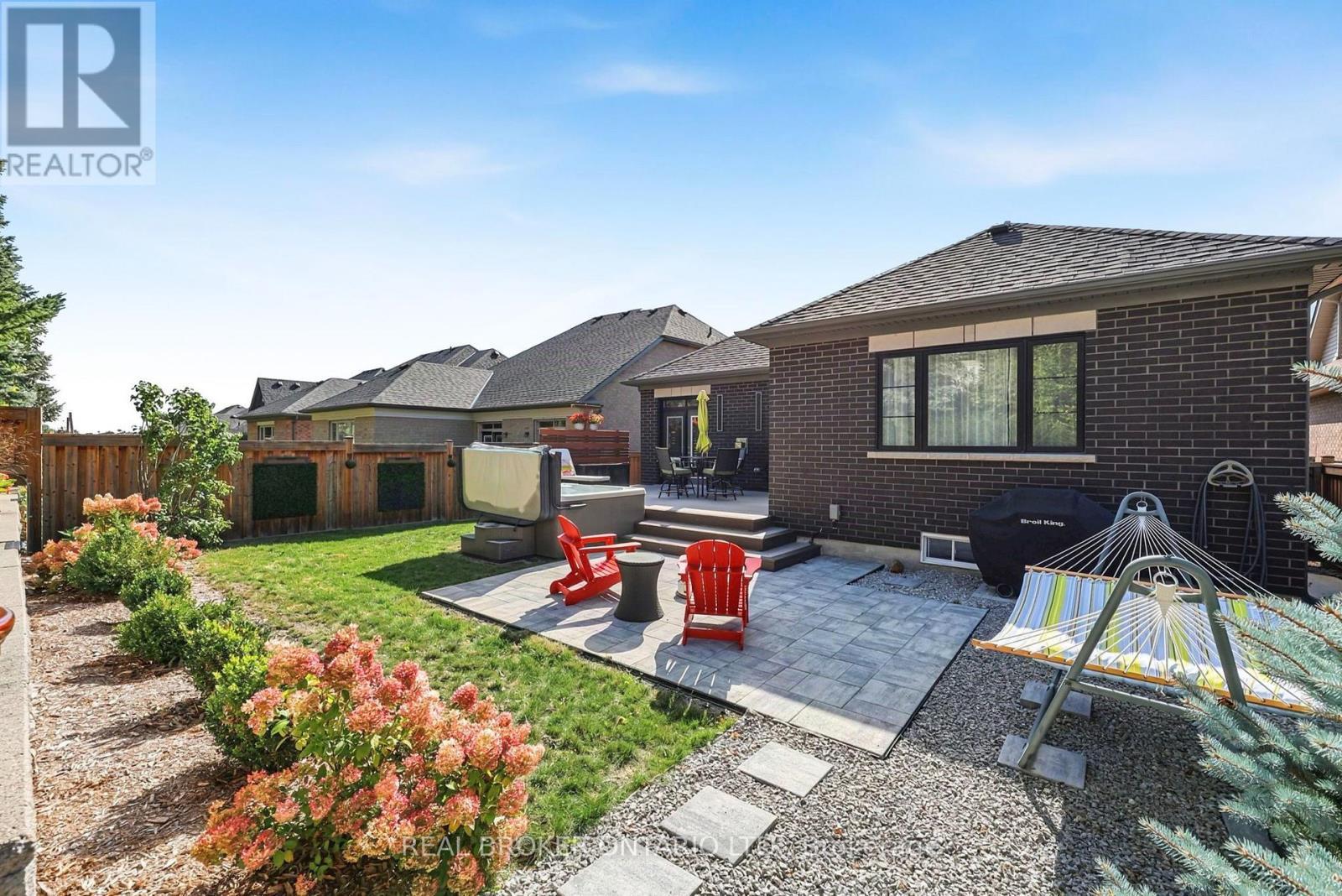 Beautifully Landscaped! - 20 Birkdale Place, Newmarket, ON
