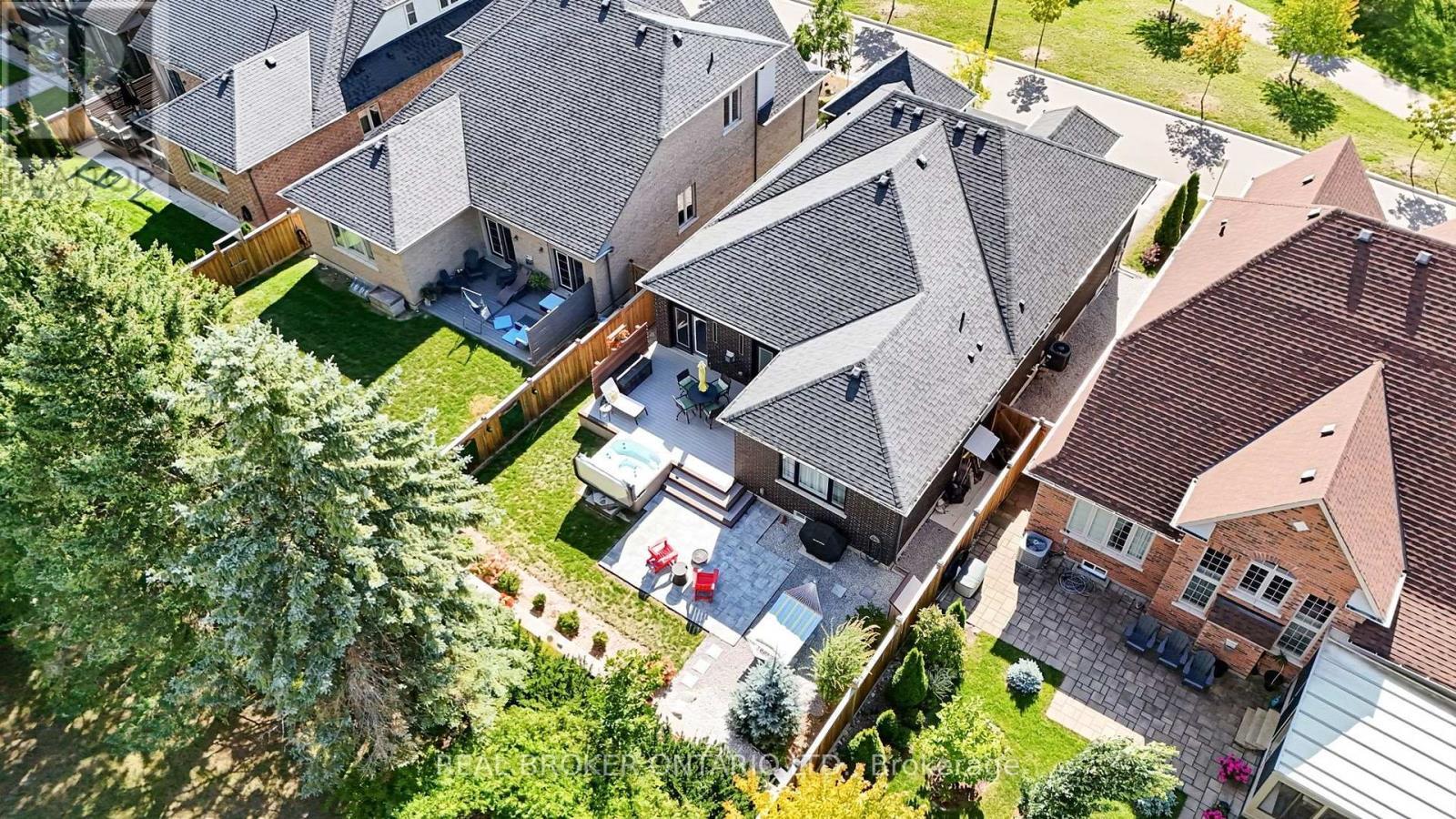 Private Yard - 20 Birkdale Place, Newmarket, ON