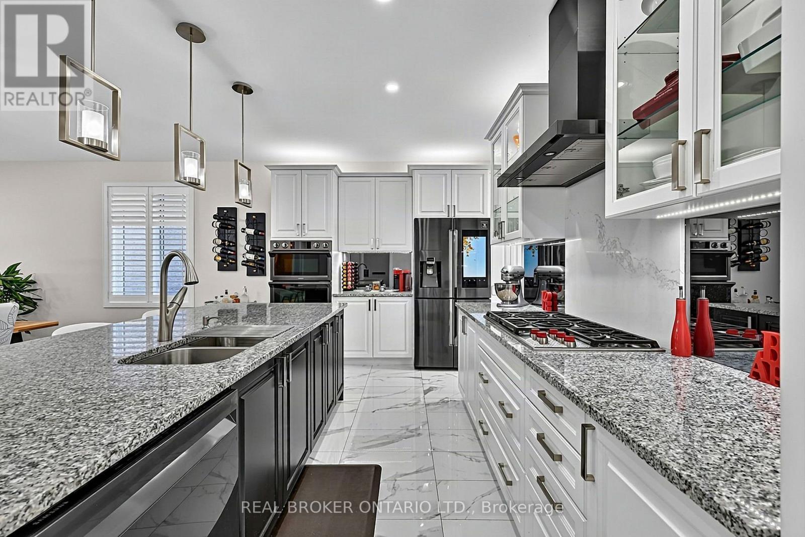 Kitchen with Granite Counters - 20 Birkdale Place, Newmarket, ON