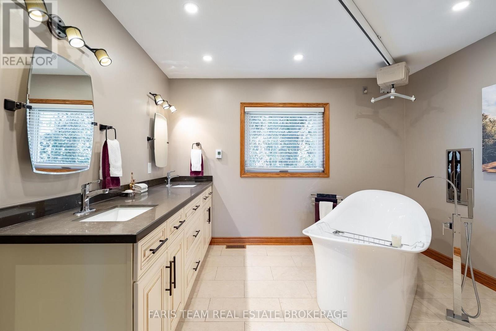 142 Nelson Street, Barrie, ON