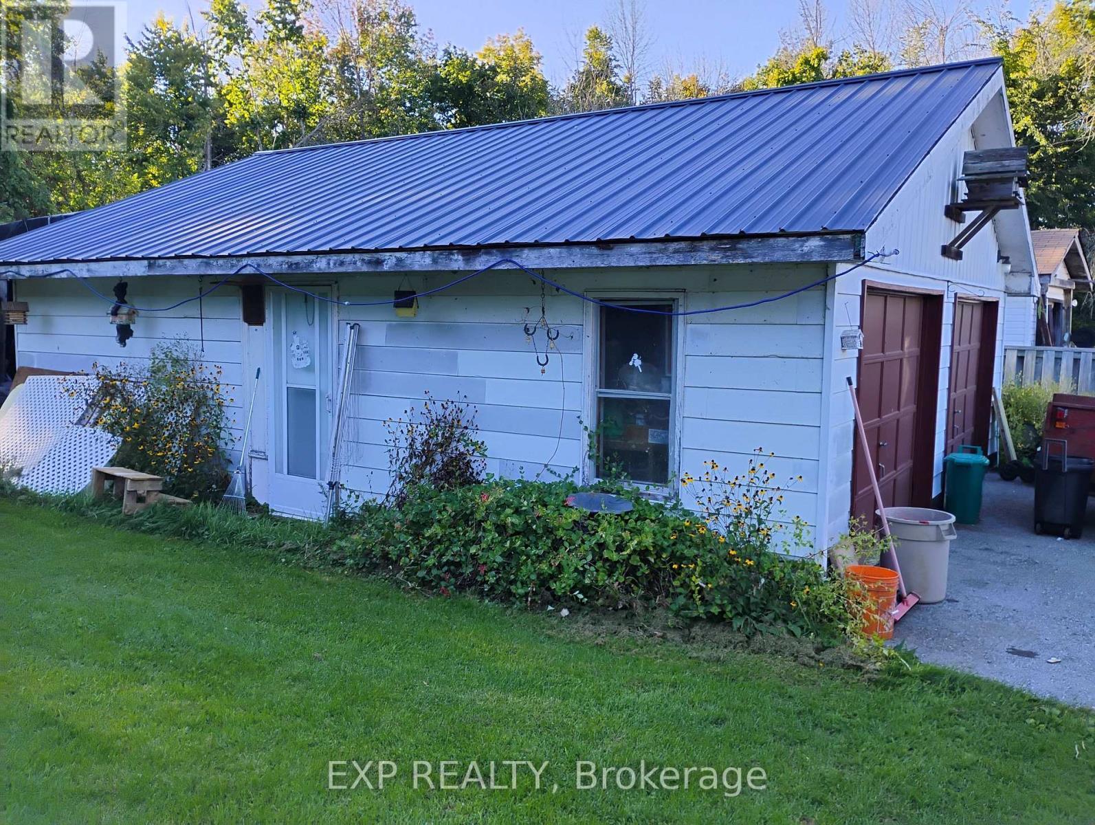 Garage from the side yard - 4044 Bayview Avenue, Ramara, ON