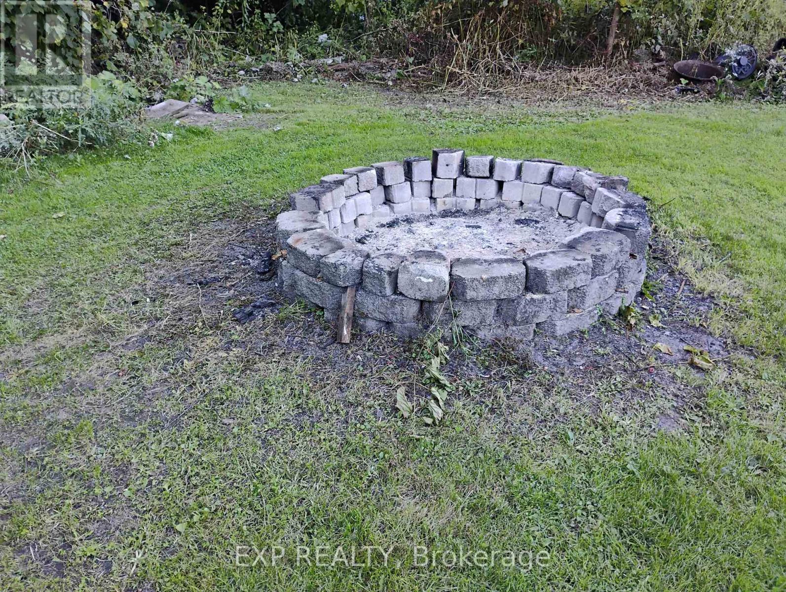 Fire pit - 4044 Bayview Avenue, Ramara, ON