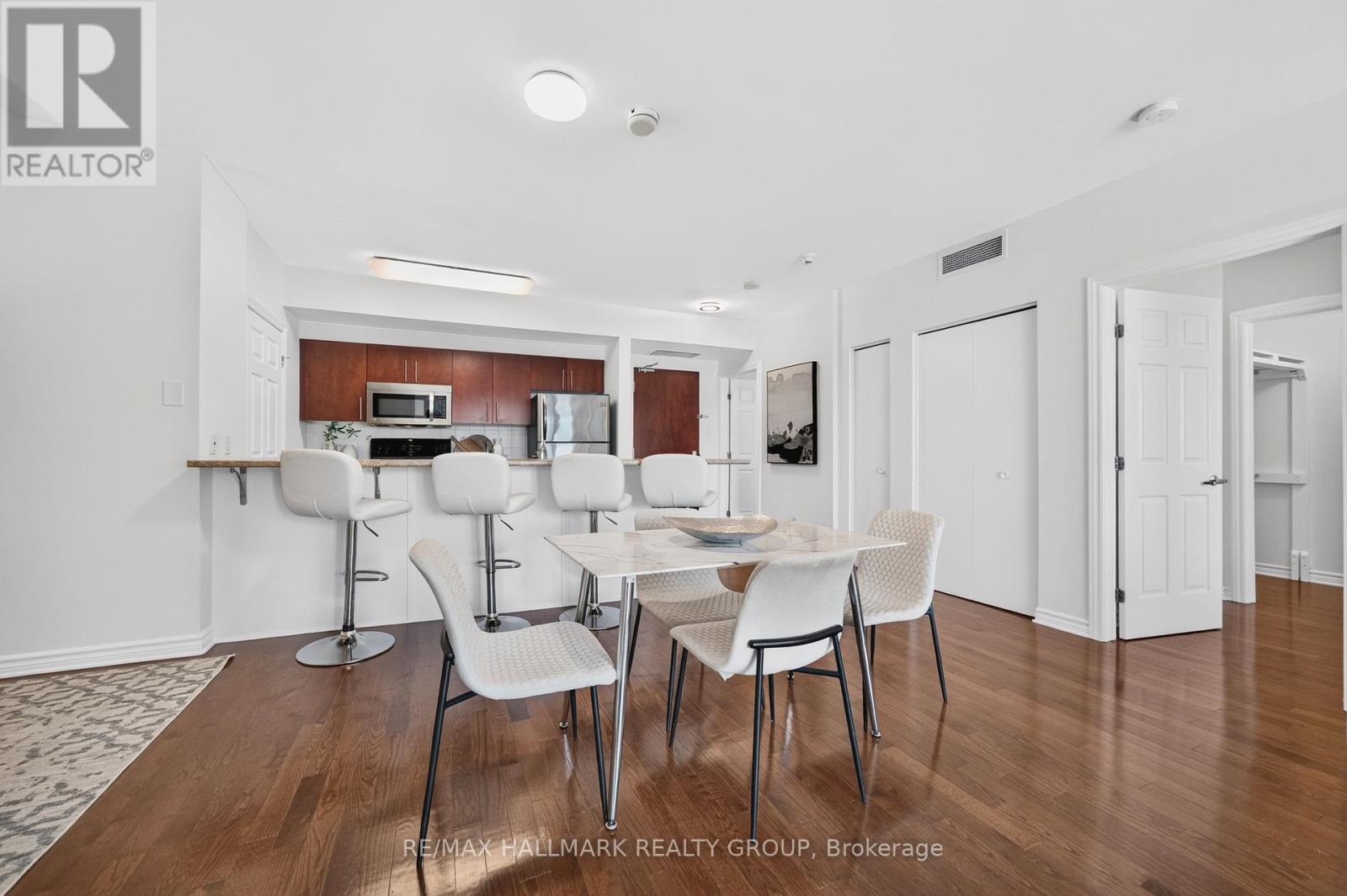 Dining area toward kitchen - 1405 - 200 Rideau Street, Ottawa, ON