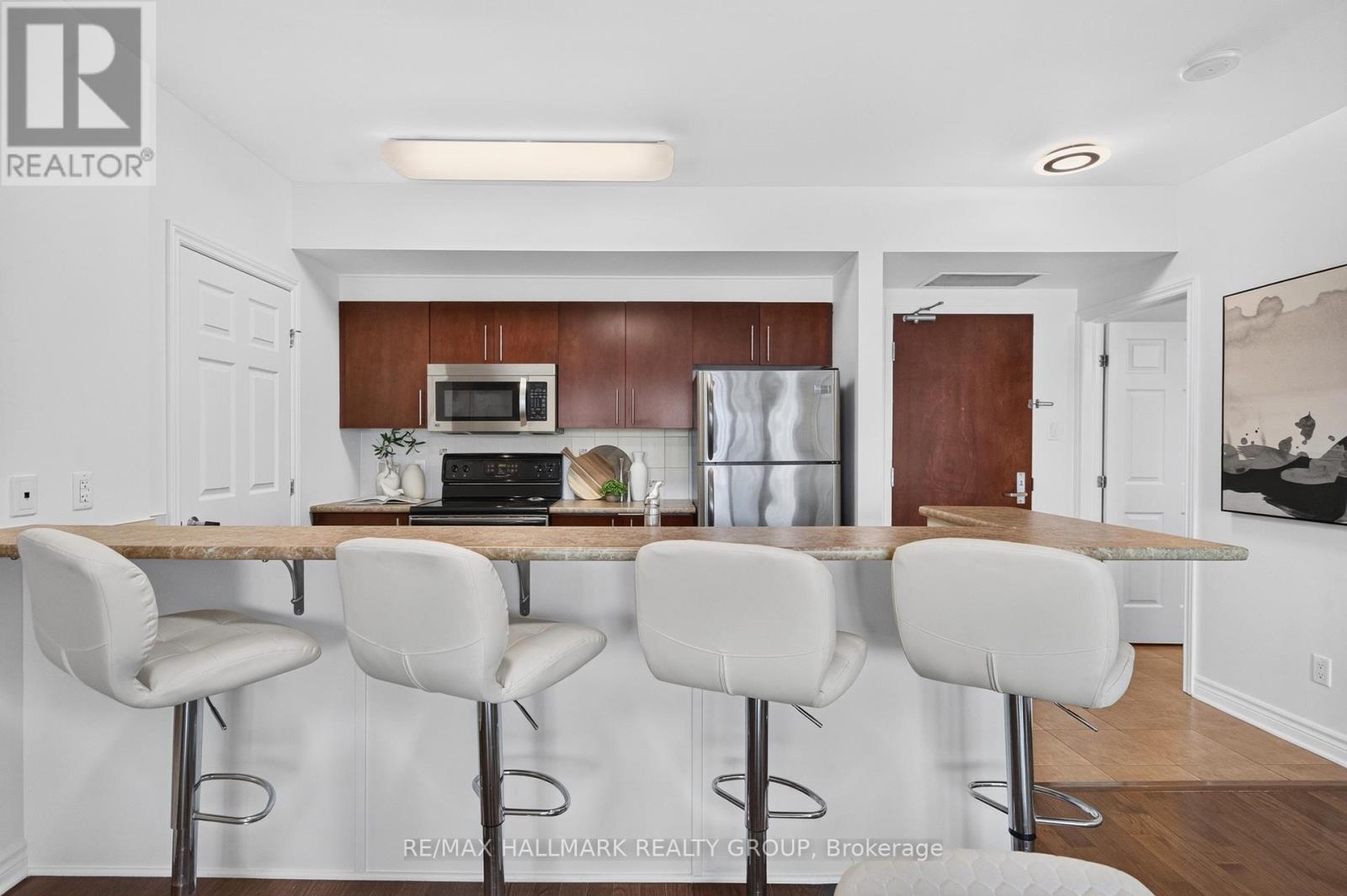 Kitchen and breakfast bar - 1405 - 200 Rideau Street, Ottawa, ON