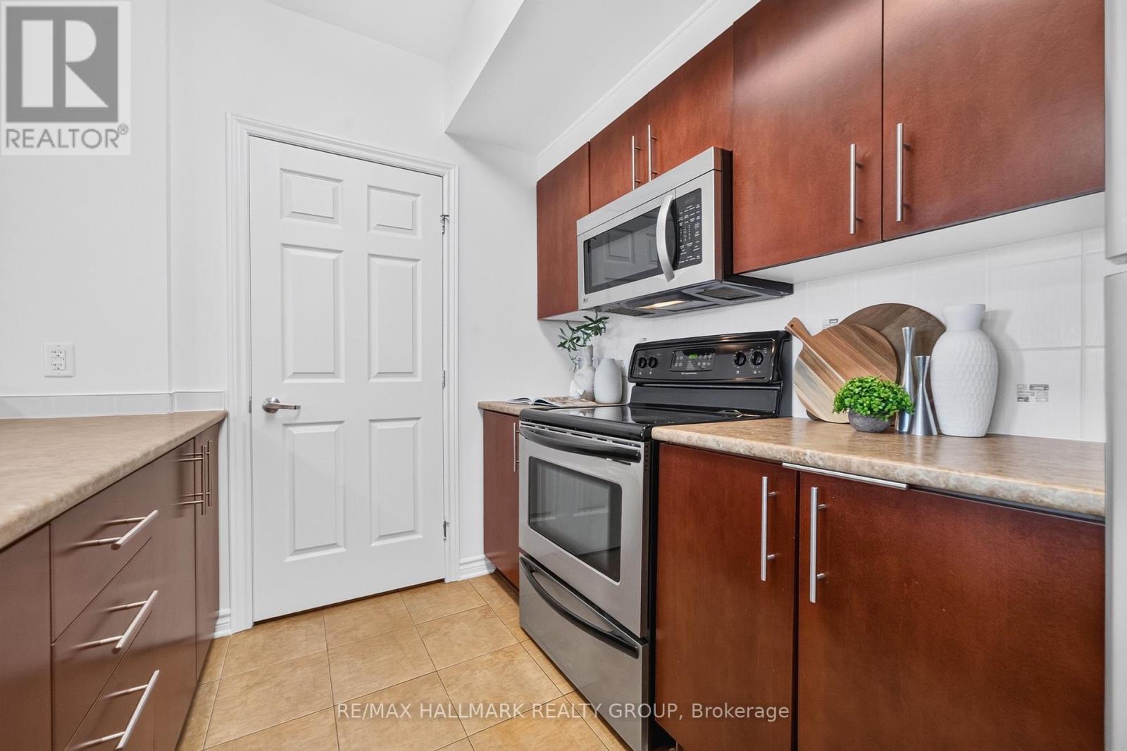 Kitchen appliances and cabinetry - 1405 - 200 Rideau Street, Ottawa, ON