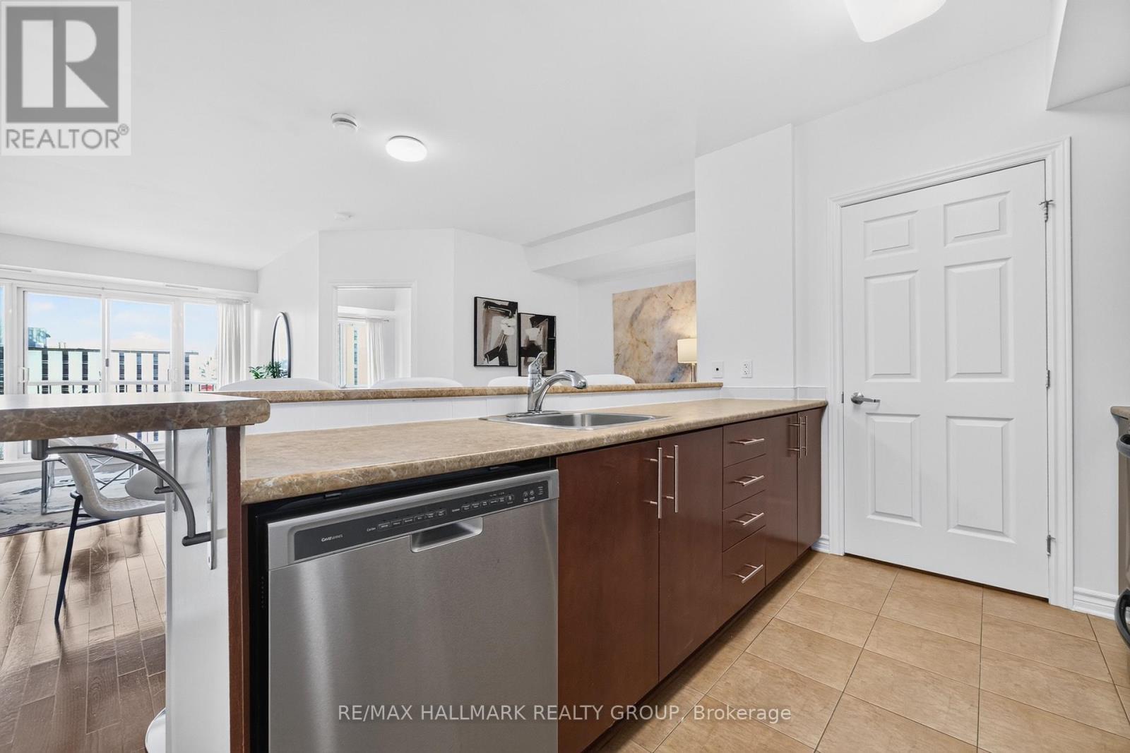 Kitchen sink and dishwasher - 1405 - 200 Rideau Street, Ottawa, ON