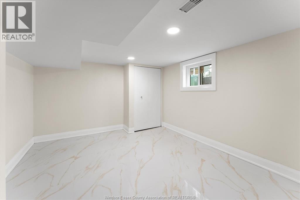930 Elsmere Ave, Windsor, ON