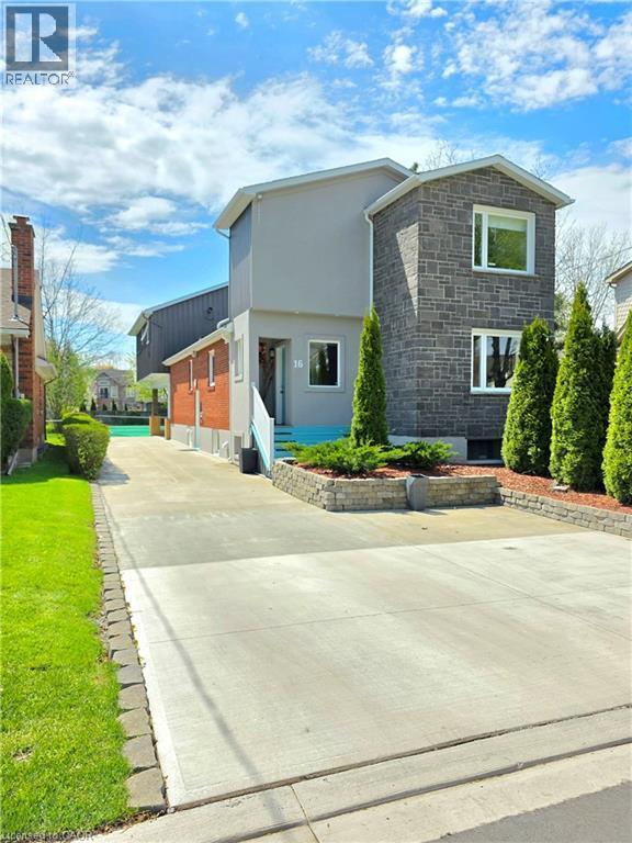 Contemporary facade featuring brick veneer and smooth stucco siding - 16 Forest Hill Road, St. Catharines, ON