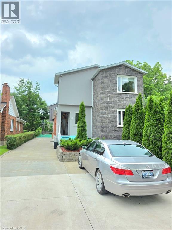 Long driveway with ample parking leading to the tennis court - 16 Forest Hill Road, St. Catharines, ON