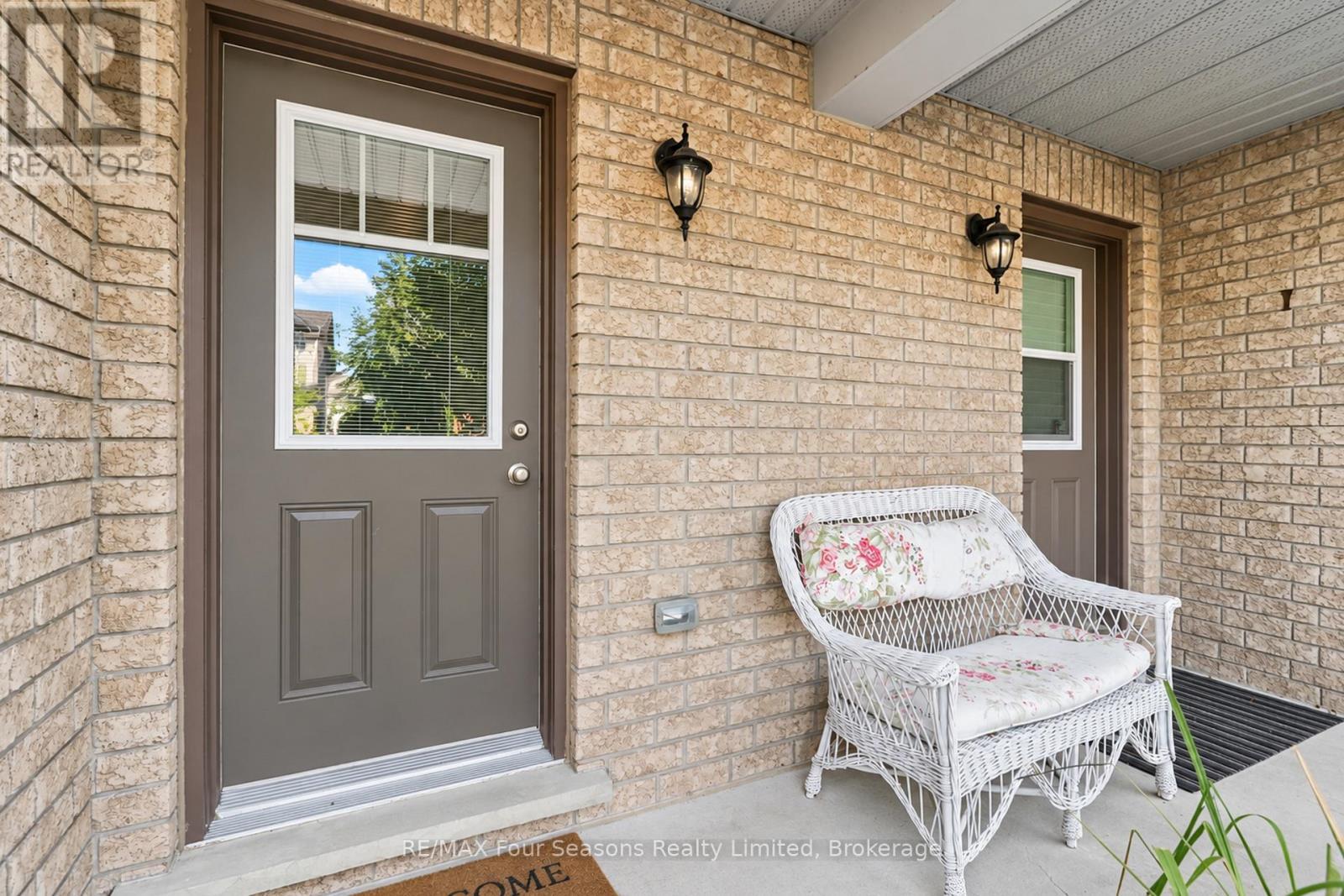 Welcoming covered front porch - 55 Conservation Way, Collingwood, ON